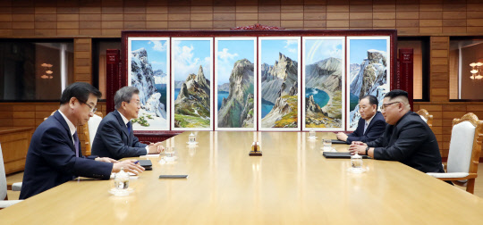 문재인 대통령과 김정은 북한 국무위원장이 26일 판문점 북측 통일각에서 정상회담을 하고 있다. 이날 회담은 비공개로 진행됐으며 양 정상과 미북정상회담 준비를 위한 남북 간 카운터 파트인 서훈 국가정보원장과 김영철 당 중앙위원회 부위원장 겸 통일전선부장이 배석했다.  청와대 제공